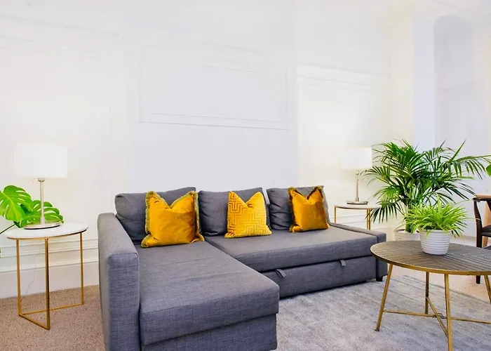 Spacious & Charming Garden Flat -Zone 2- Great For Central London Access