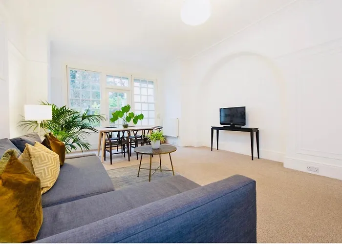 Spacious & Charming Garden Flat -Zone 2- Great For Central London Access