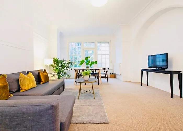 Spacious & Charming Garden Flat -Zone 2- Great For Central London Access